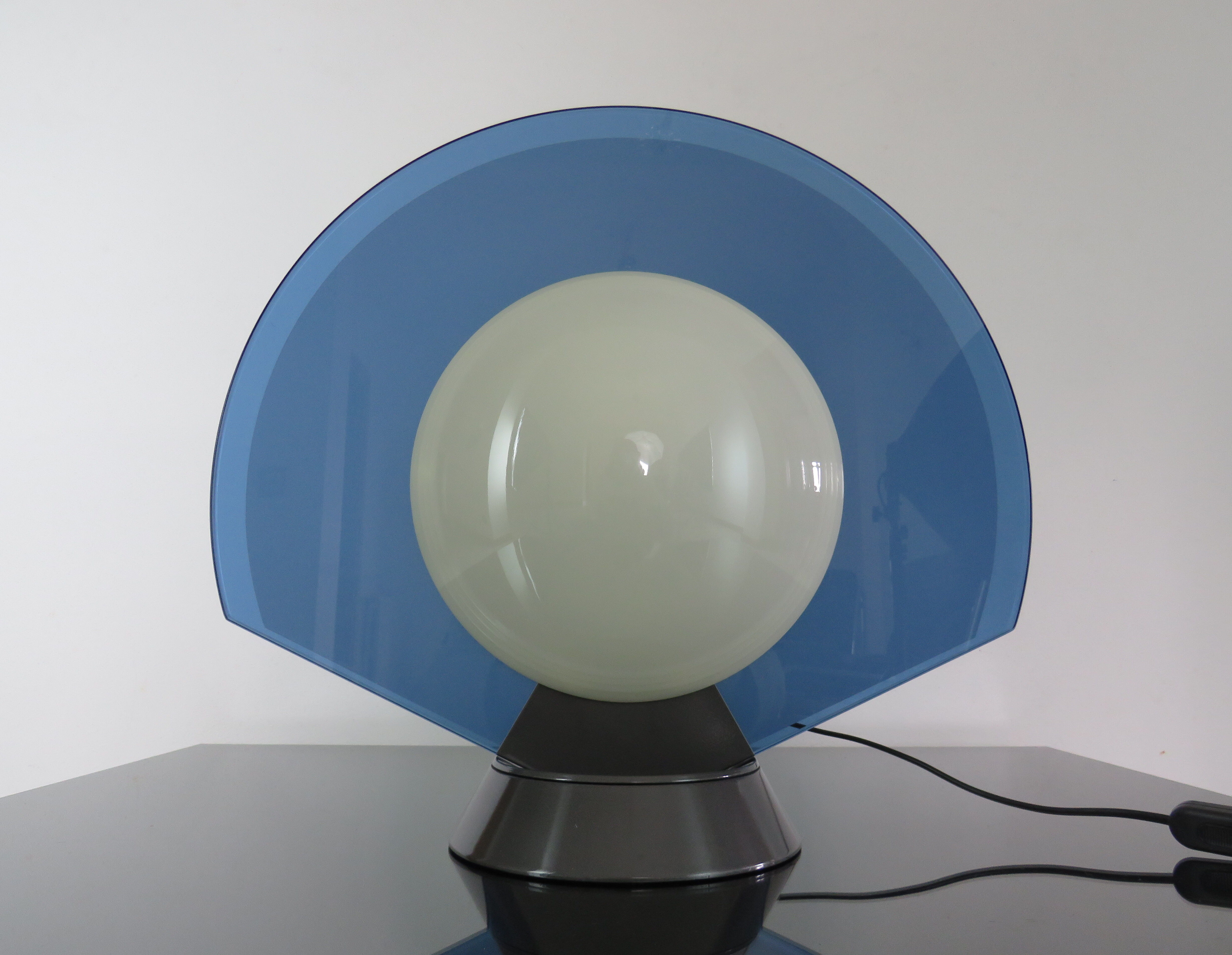 Arteluce mod turntable lamp. tikal 1555 designer pier giuseppe ramella (1985)