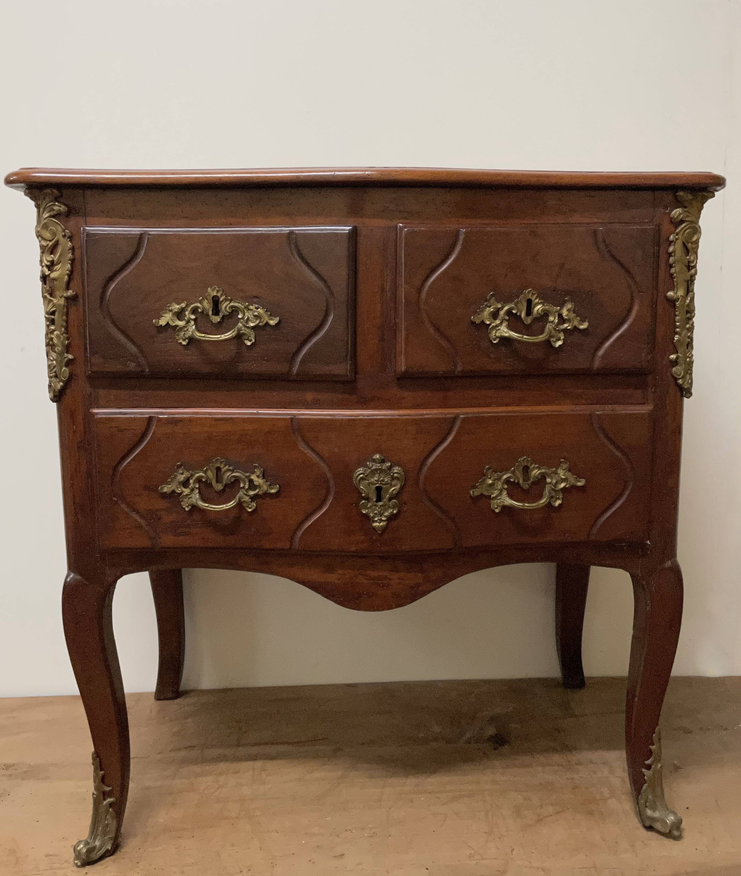 Chest of drawers with curved facade of the nineteenth century