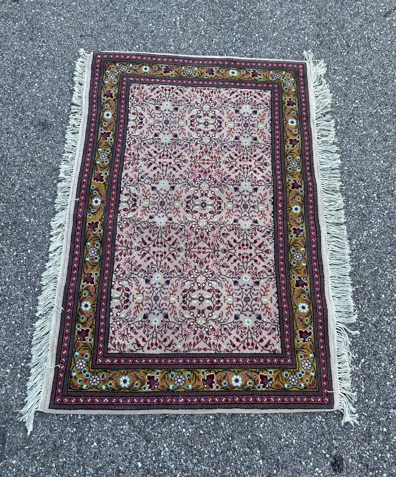 Hand-woven artisanal rug 99/142cm