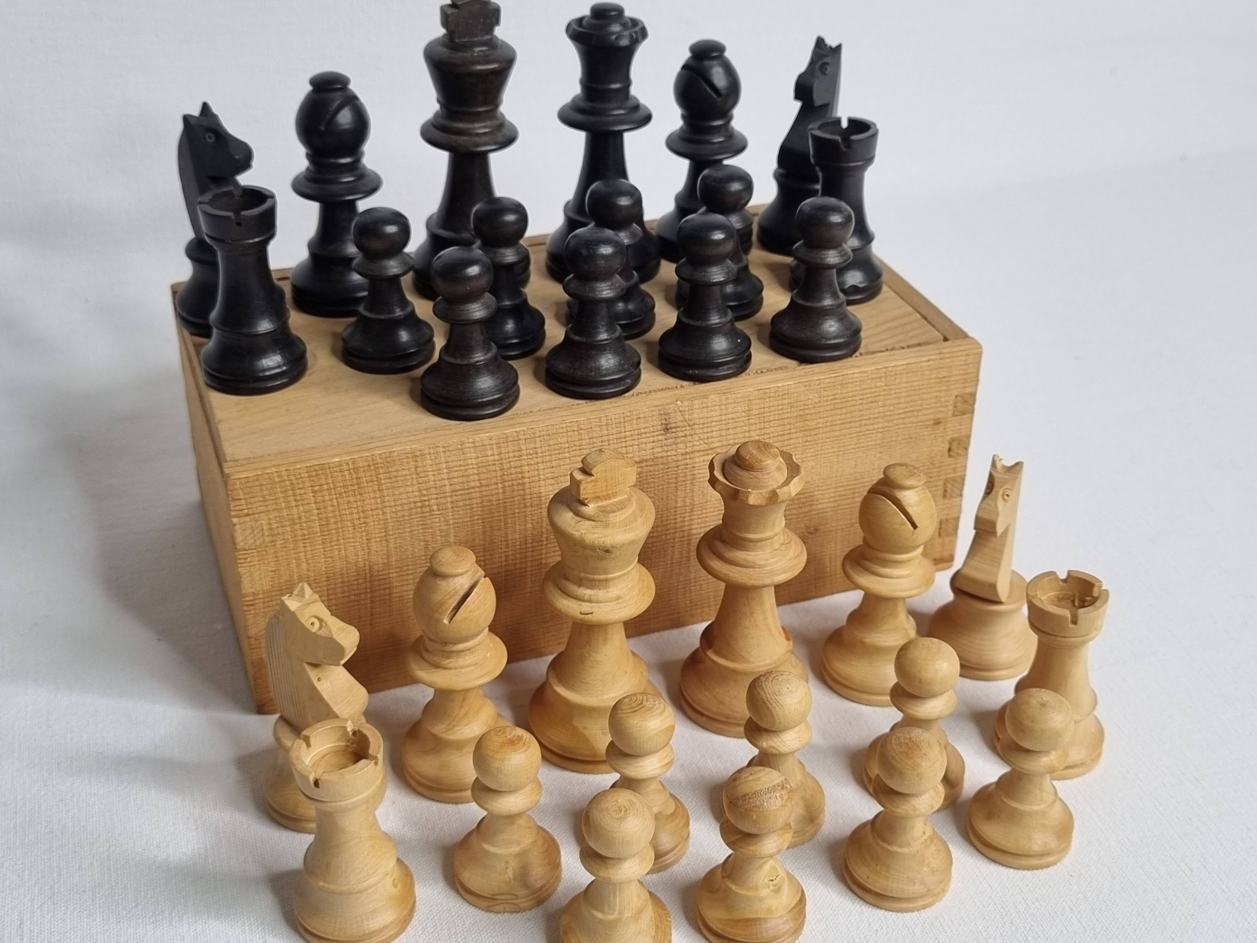 Antique Staunton Design Chess Set - Turned Wood Pieces (King 7cm)