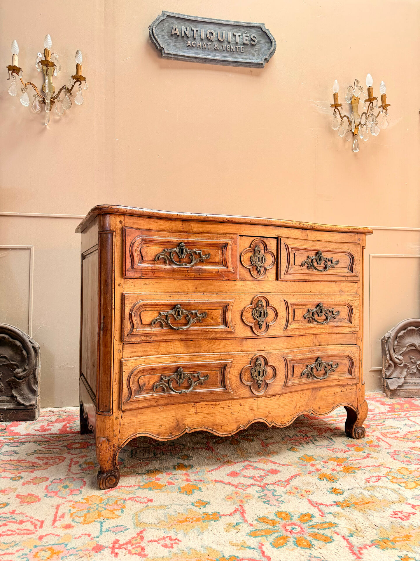 CURVED COMMODE IN WALNUT, PROVINCIAL WORK FROM THE LOUIS XV XVIII PERIOD