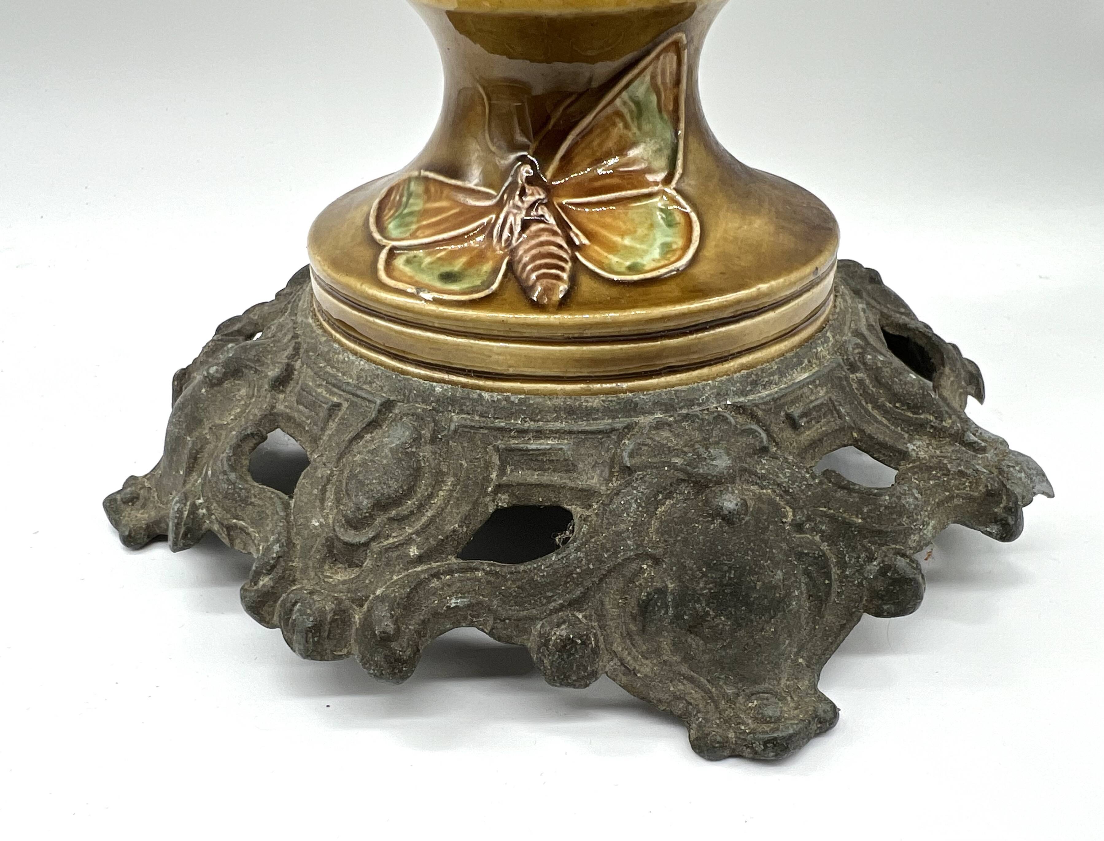 Vase en barbotine à décor de fleurs et papillons – Fin XIXe siècle – Monture