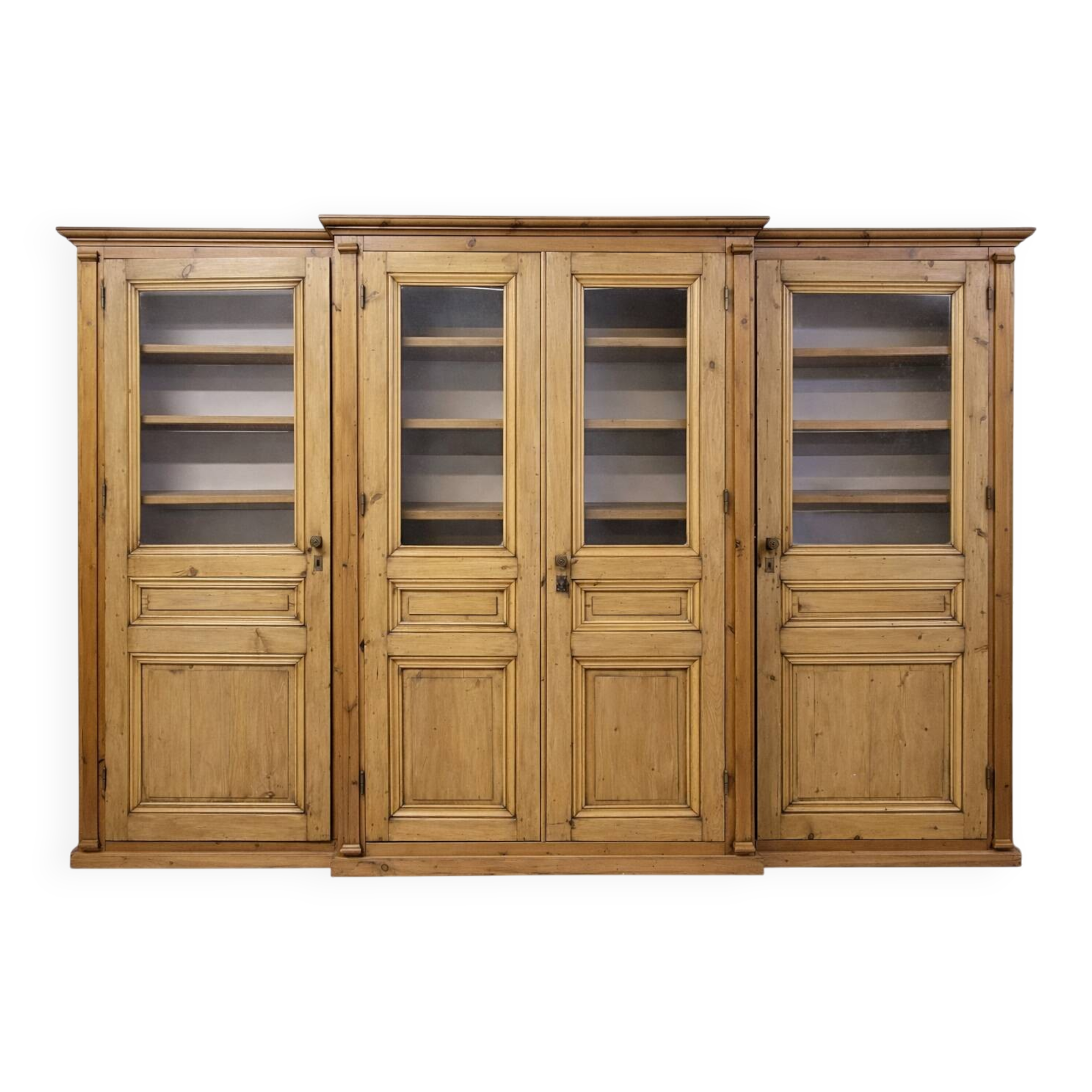 Monumental library of pine wood, from the 19th century.