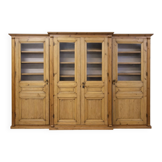 Monumental library of pine wood, from the 19th century.