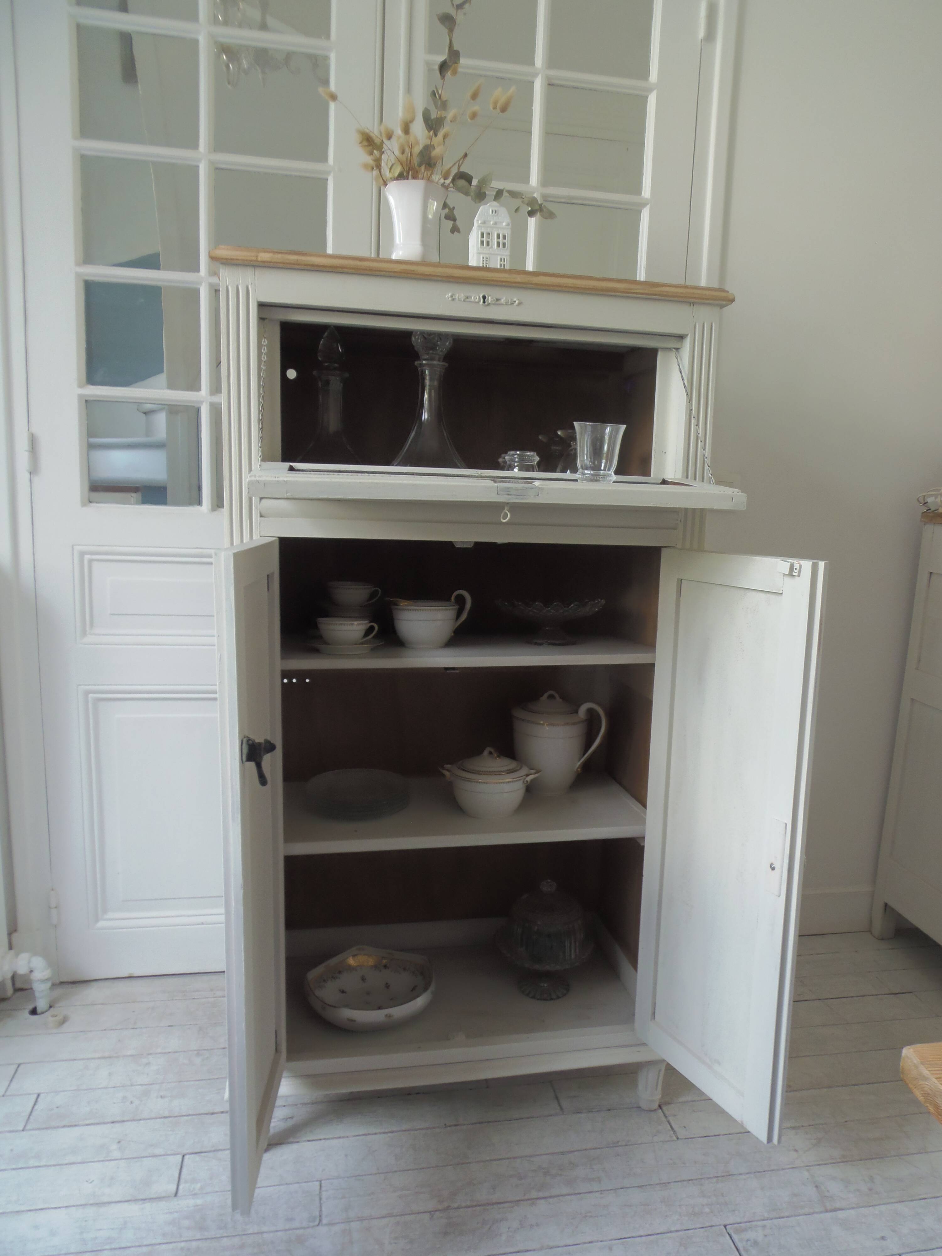 Small vintage piece of furniture sublimated in a linen shade, wooden top.