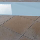 Table basse en verre et métal blanc cassé