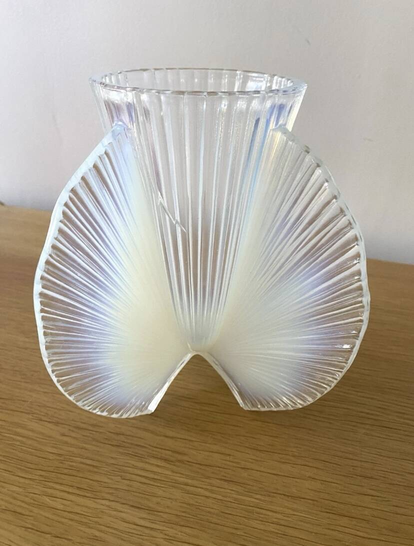 Vase Ellipse Art Déco en verre opalescent Pierre D’avesn, 1930