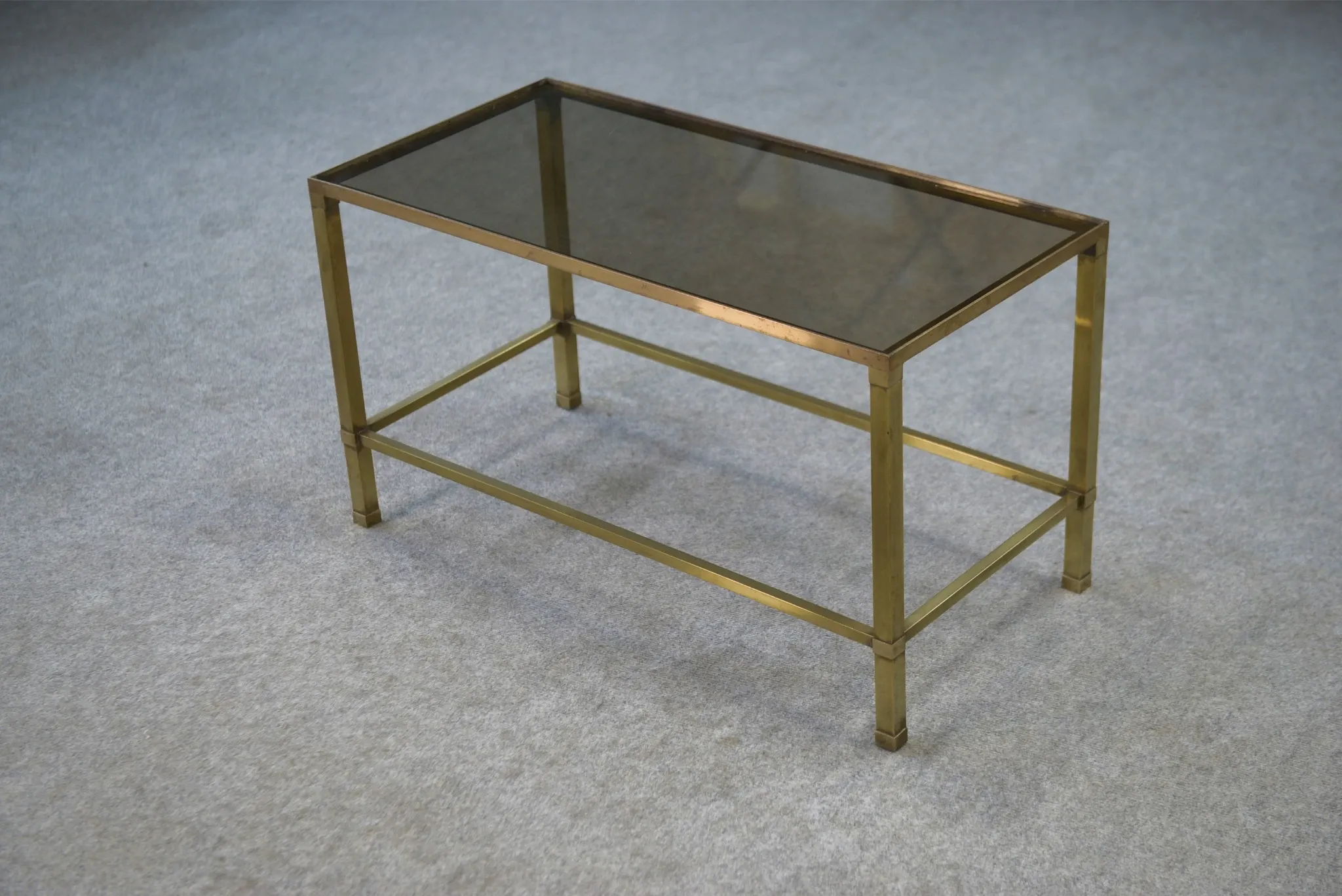 Table basse en laiton et verre fumé 1950’s