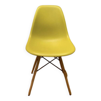 DSW chair by Charles & Ray Eames