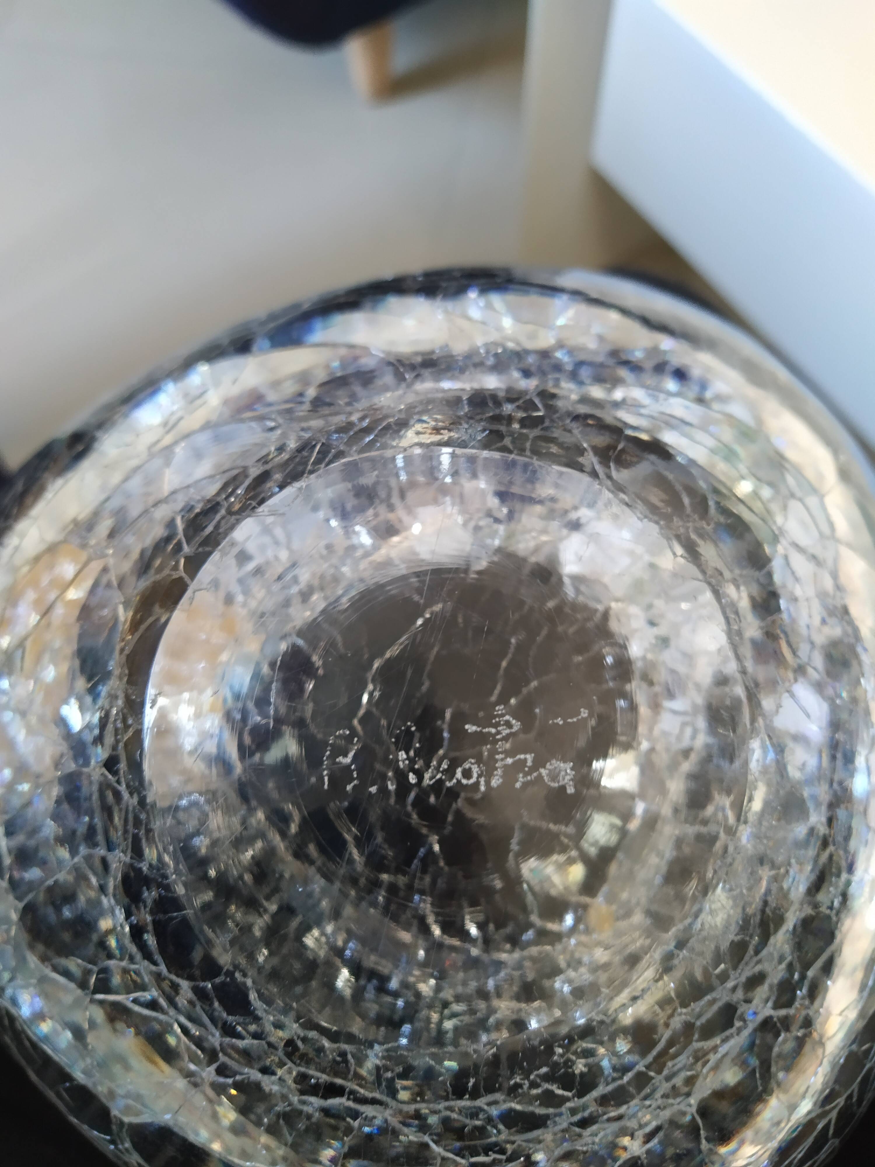 Imposing cracked glass mortar