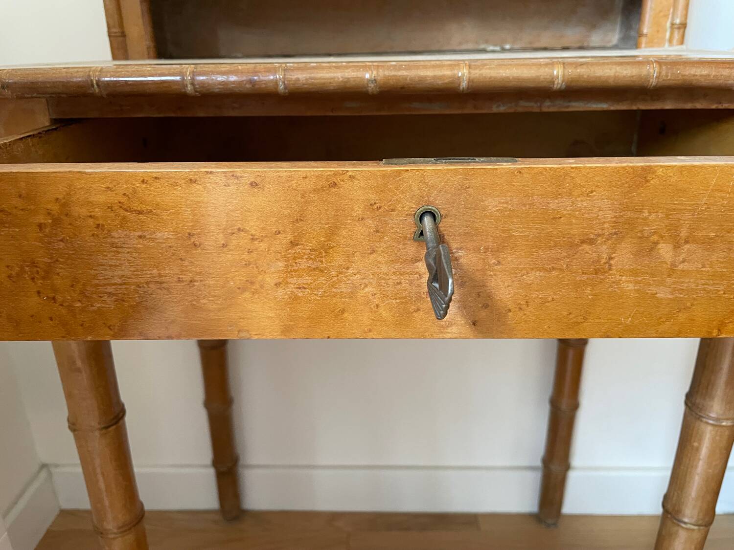 Petit bureau ou bonheur du jour