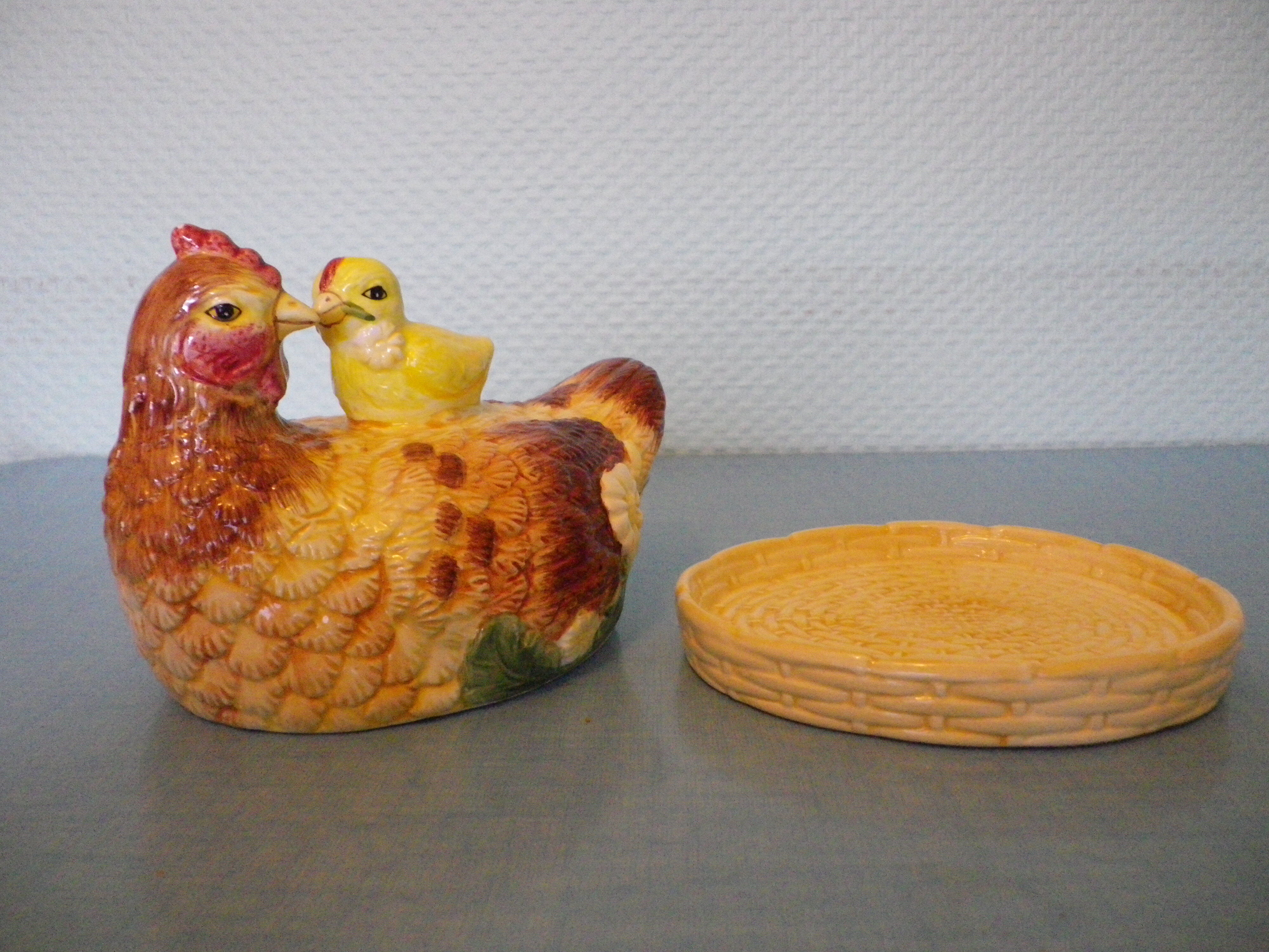 Empty pocket in the shape of a painted ceramic hen