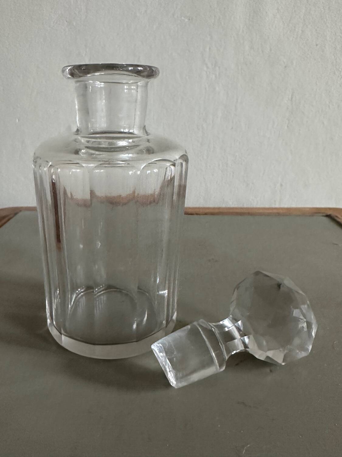 Glass bottle and its glass stopper