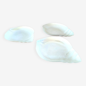 Trois assiettes coquillage en verre opaline effet nacré années 70