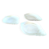 Trois assiettes coquillage en verre opaline effet nacré années 70