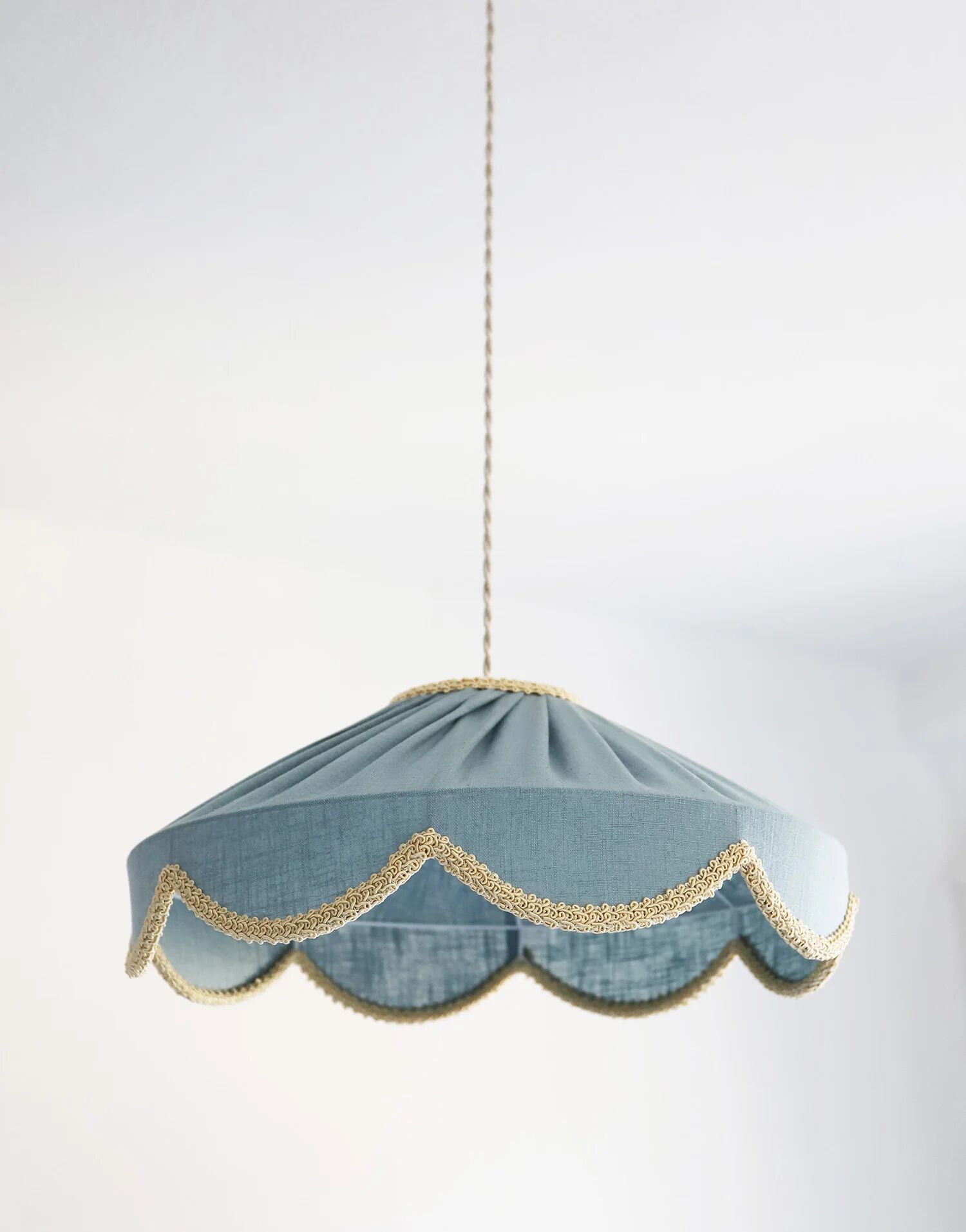 Suspension in a solid floral shape Cosette "mineral blue"