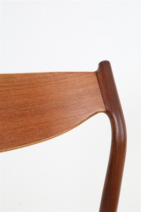 Chaise en teck Ærthøj Jensen & Mølholm entièrement restaurée avec un revêtement en feutre de laine / Design danois moderne du milieu du siècle / Années 1960