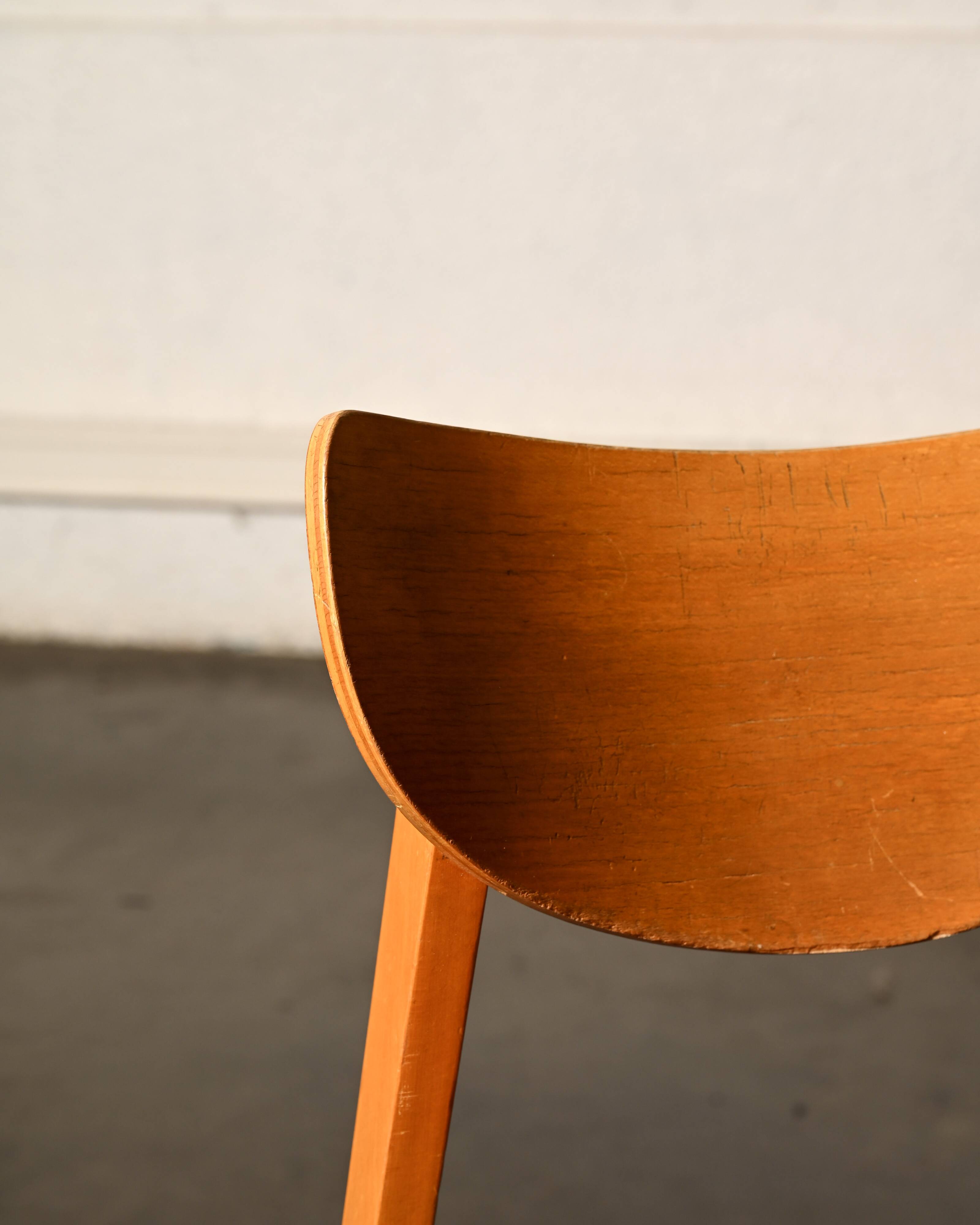 Chaise vintage en skaï rouge