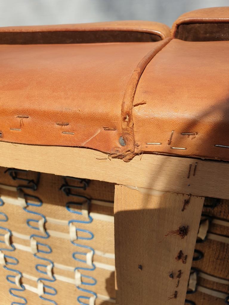 Sofa club leather 3 places buttoned back finish studded and velvet