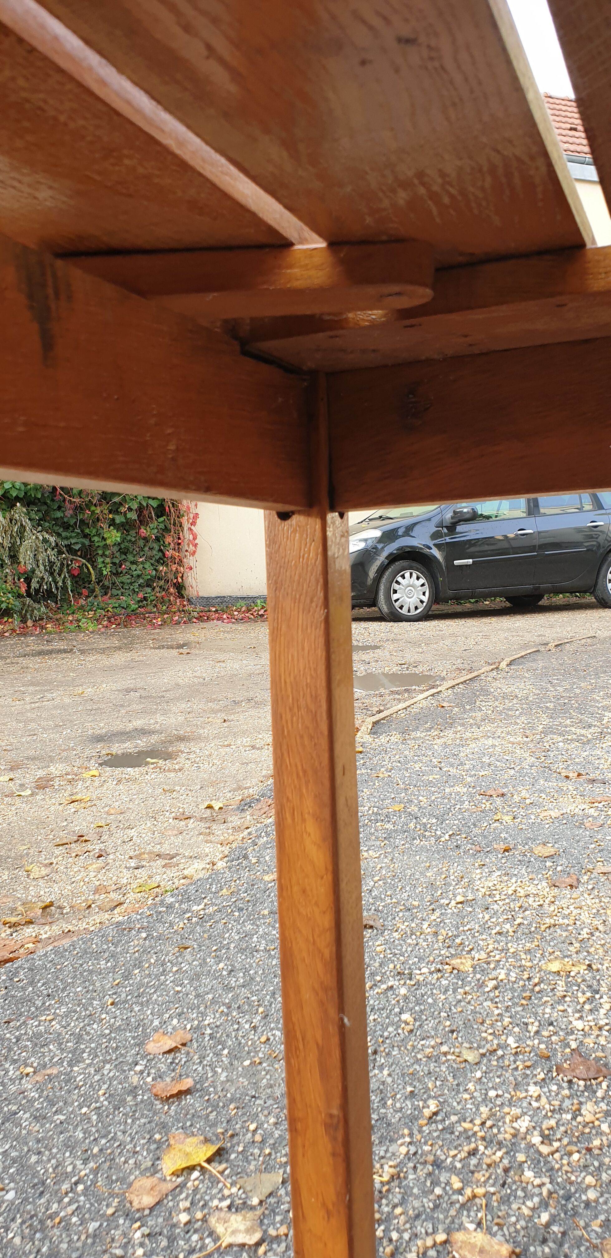 Round table of swing terrace