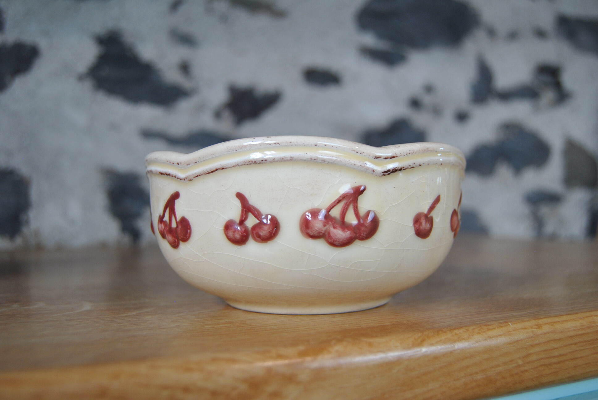 Ceramic bowl cherry décor