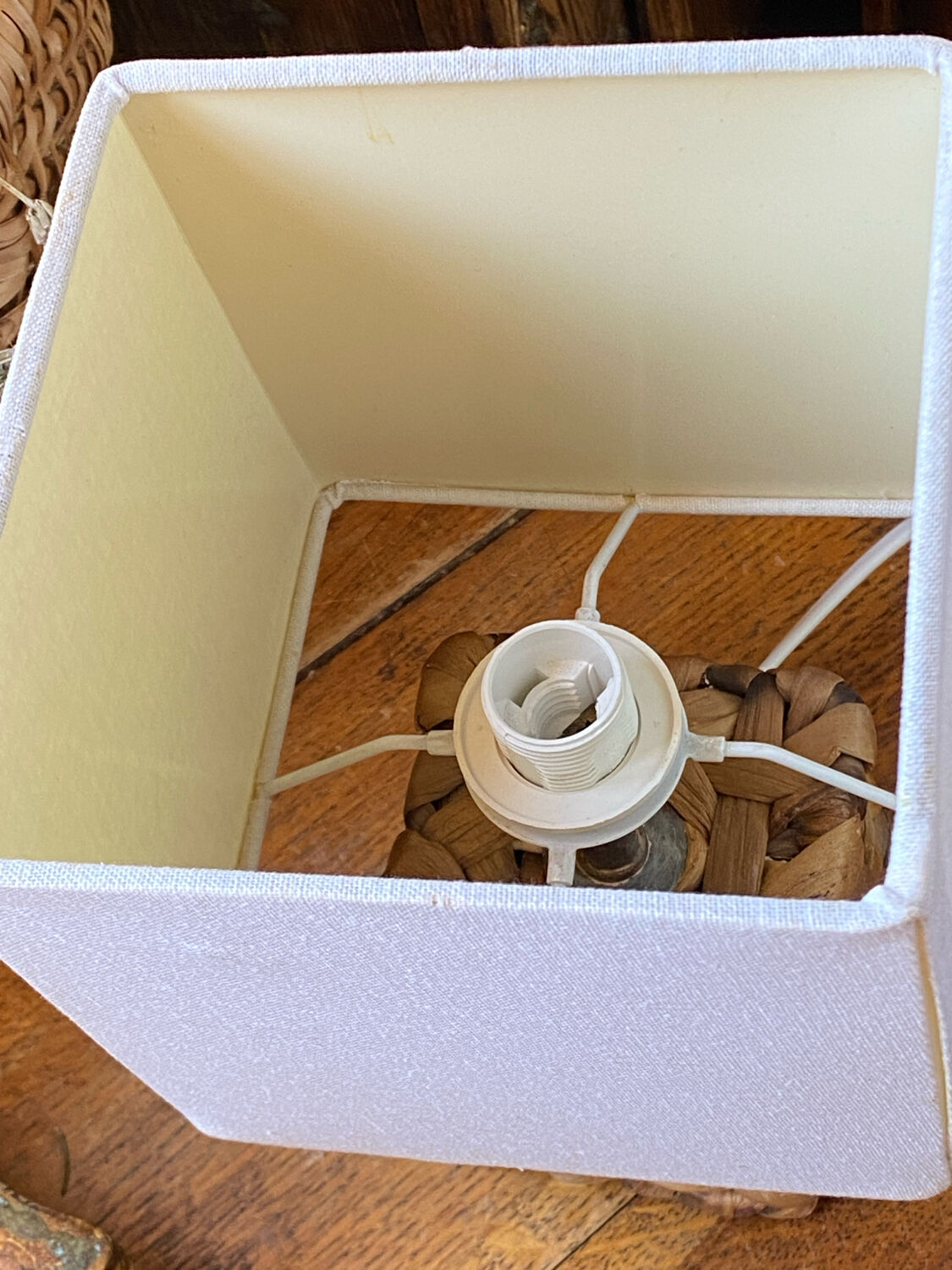 Lamp, natural weaving in water hyacinth fibre.