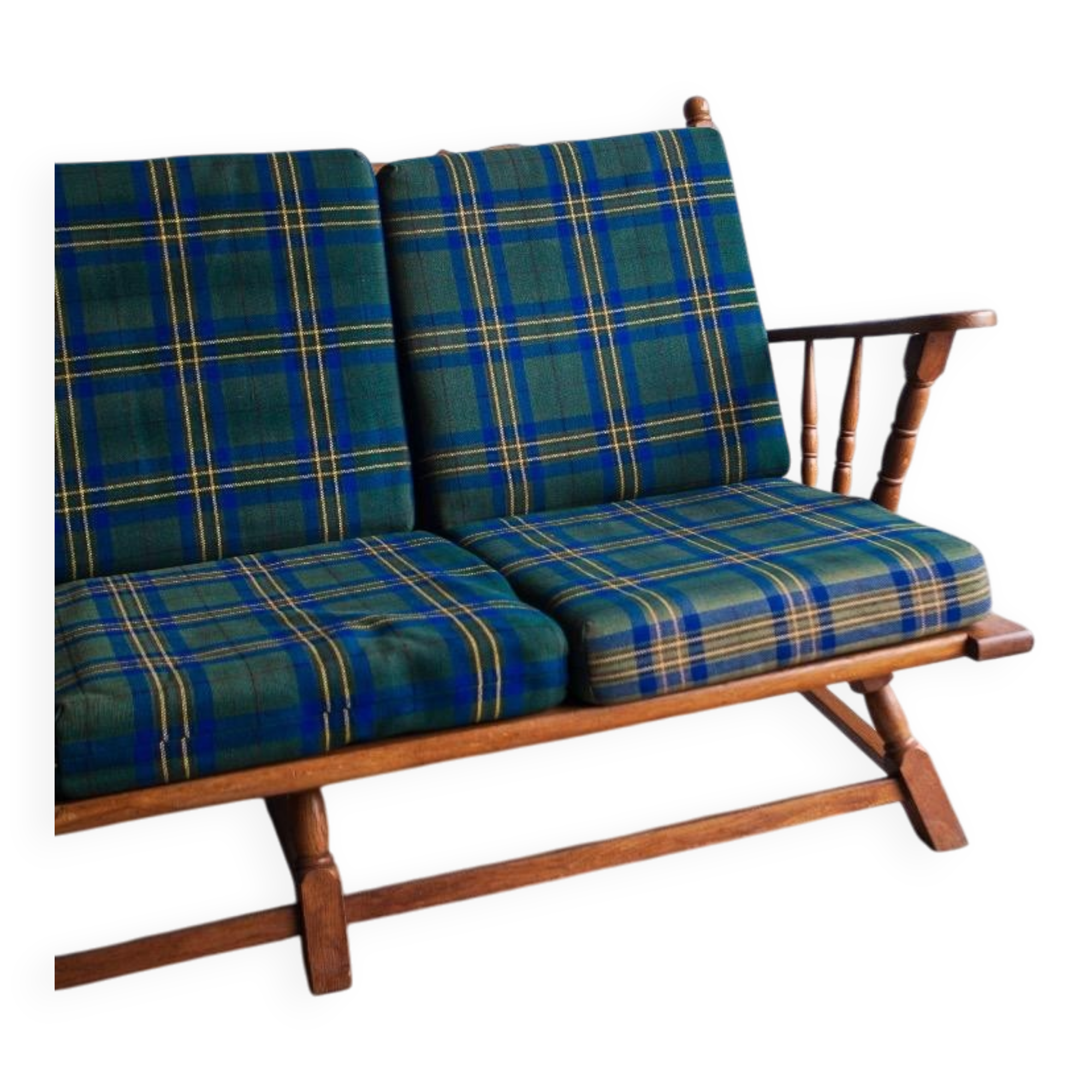 Canapé 3 places en chêne style années 50, avec tissu à carreaux vert-bleu et accoudoirs à fuseaux tournés.