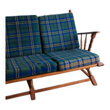 Canapé 3 places en chêne style années 50, avec tissu à carreaux vert-bleu et accoudoirs à fuseaux tournés.