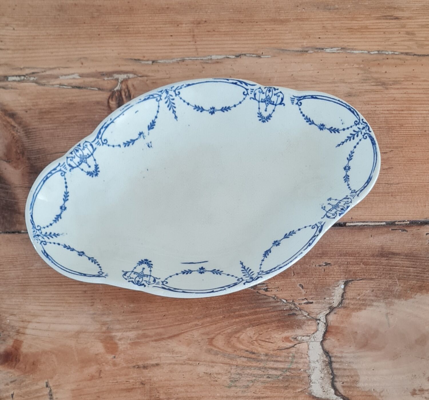 Serving dish in iron earth