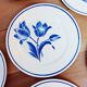 Lot de 8 assiettes plates Badonviller, Brétigny, fleurs bleues