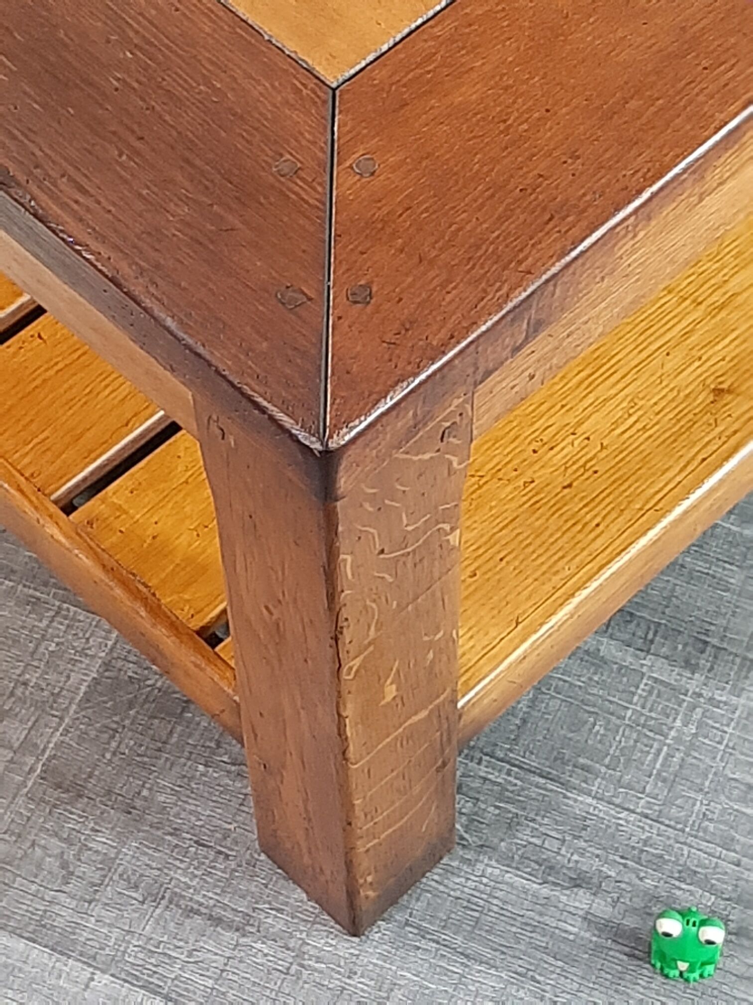 Table basse danoise en chêne début XXème siècle plateau à damier