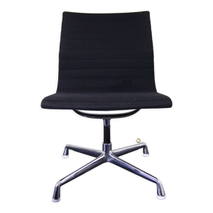 Chaise de bureau EA 107 par Charles