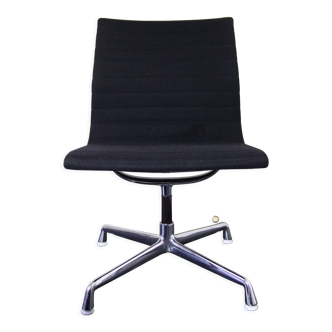 Chaise de bureau EA 107 par Charles & Ray Eames