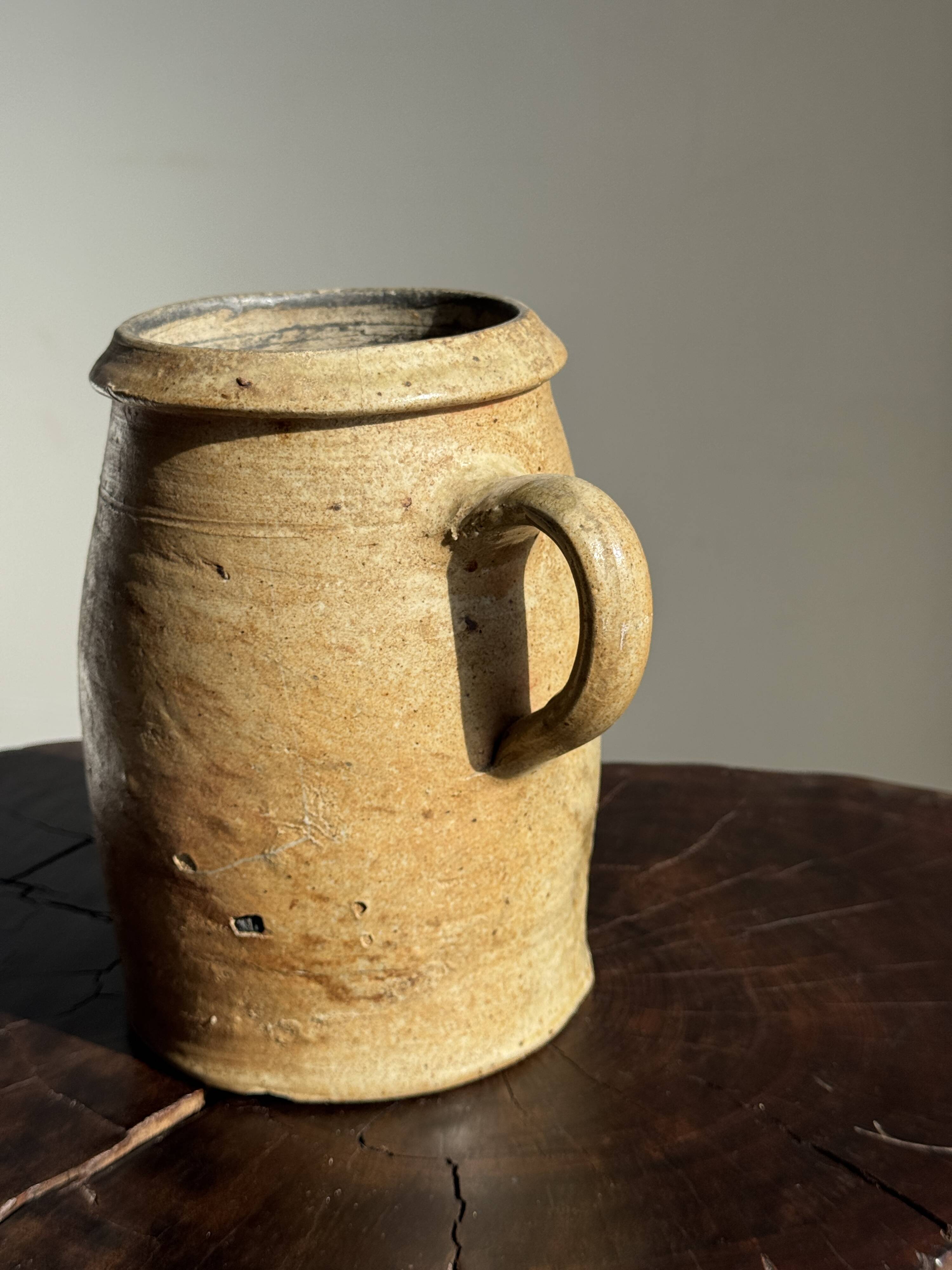 Large matte stoneware oval pot with beige handle H21 D12