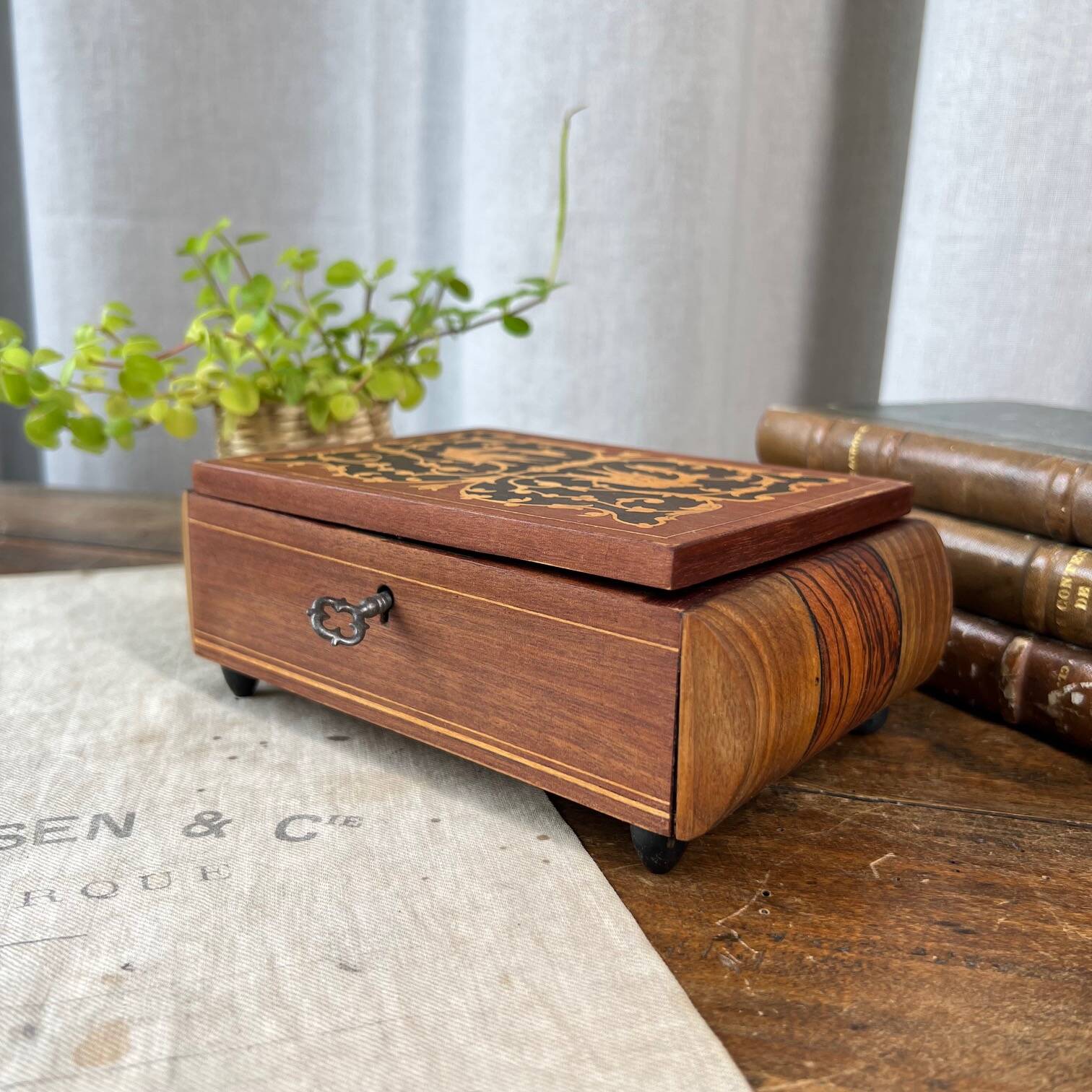 “Birds” marquetry box with mirror