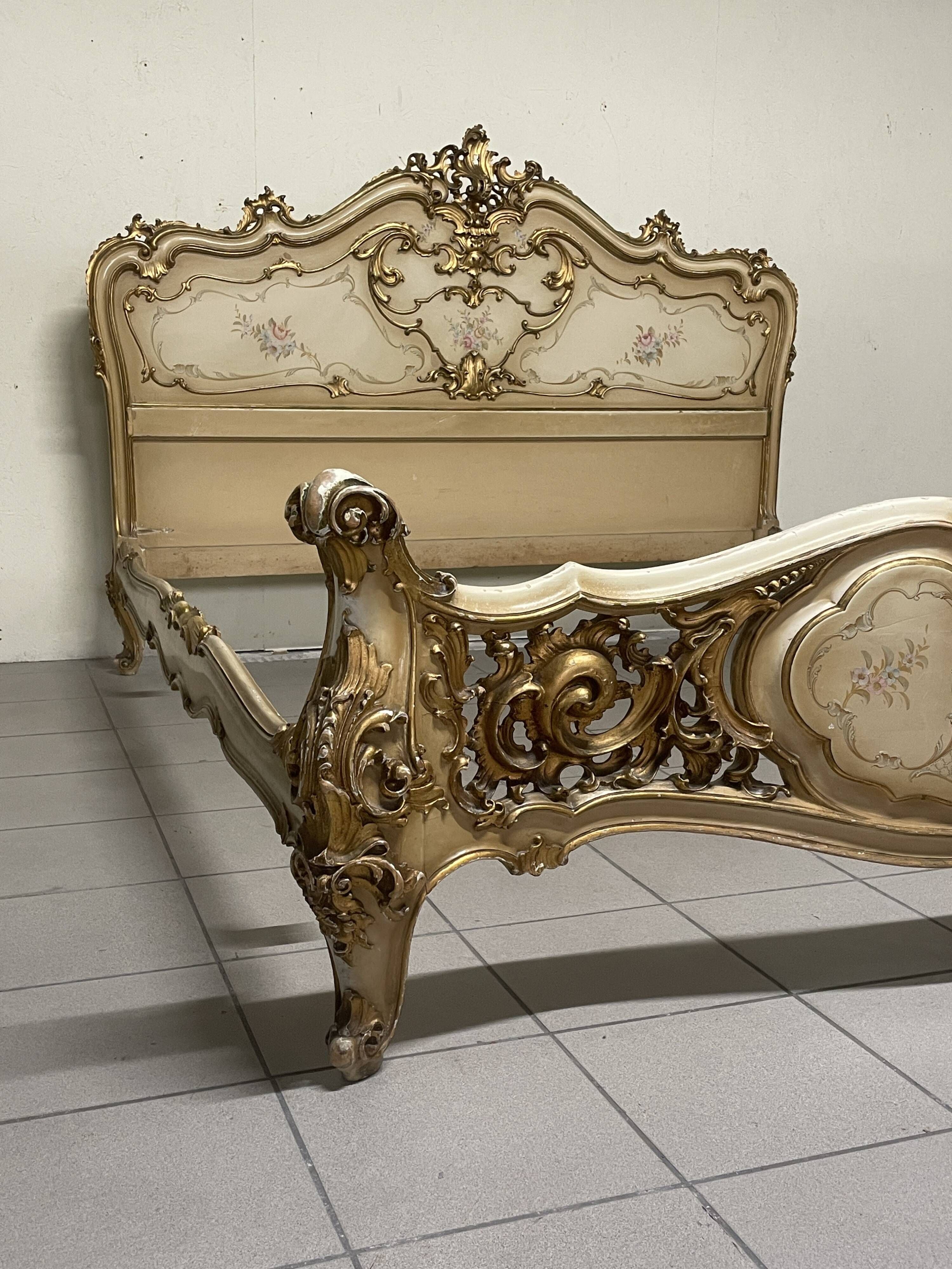 Lit matrimonial des années 40 dans le style Louis XV.
