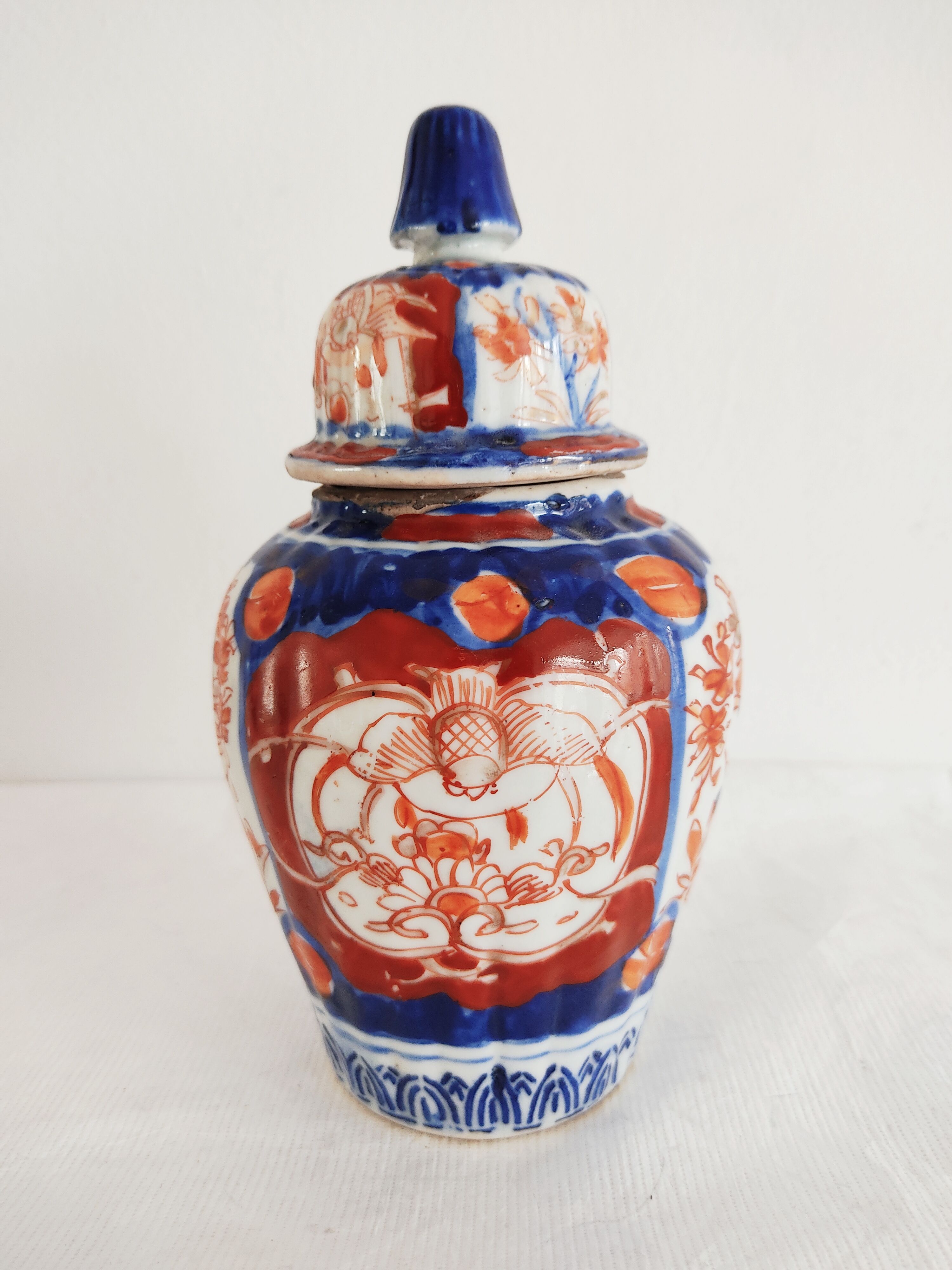 Covered vase Imari Japan 19th century