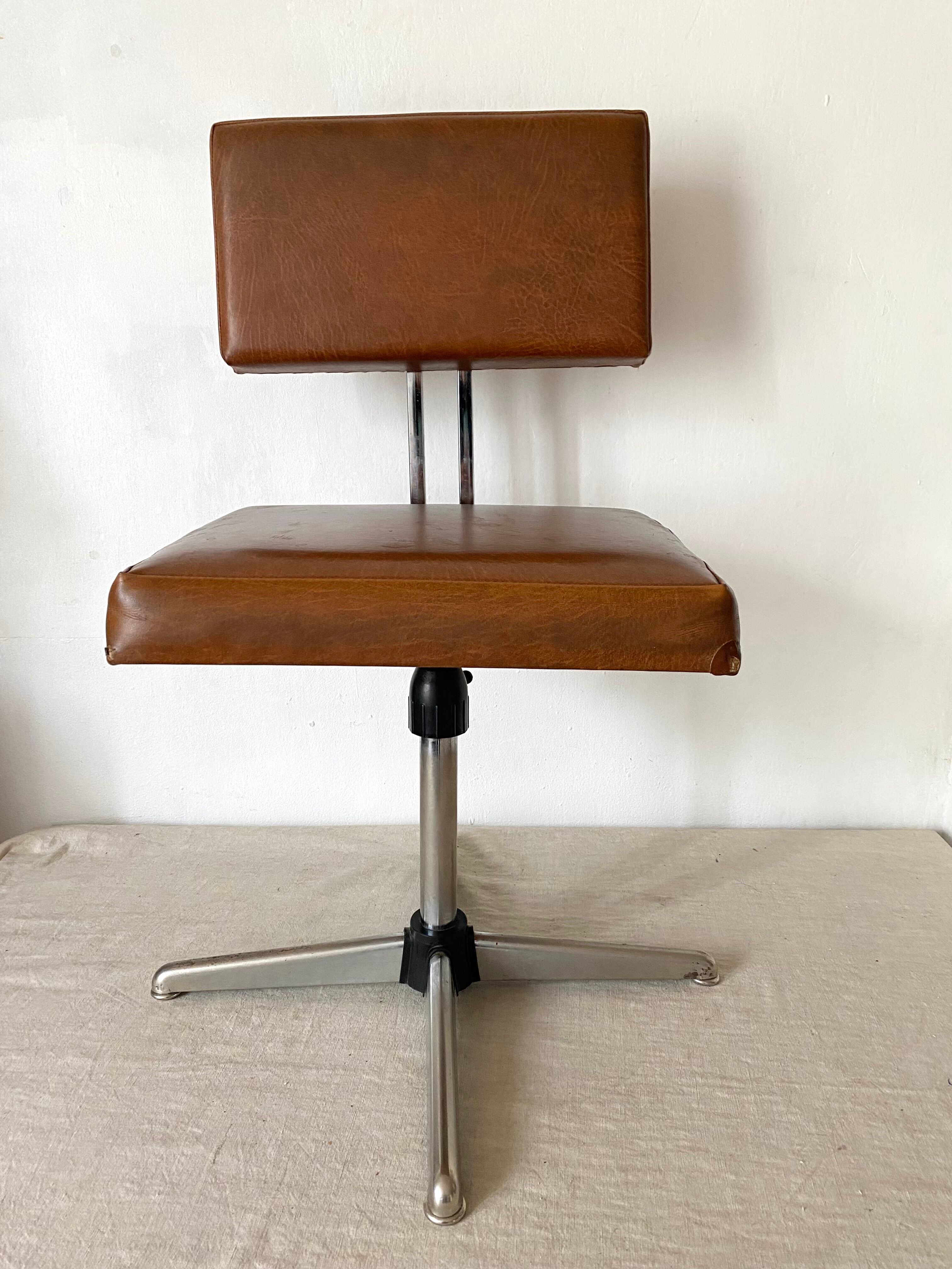 Vintage industrial office chair in skaï
