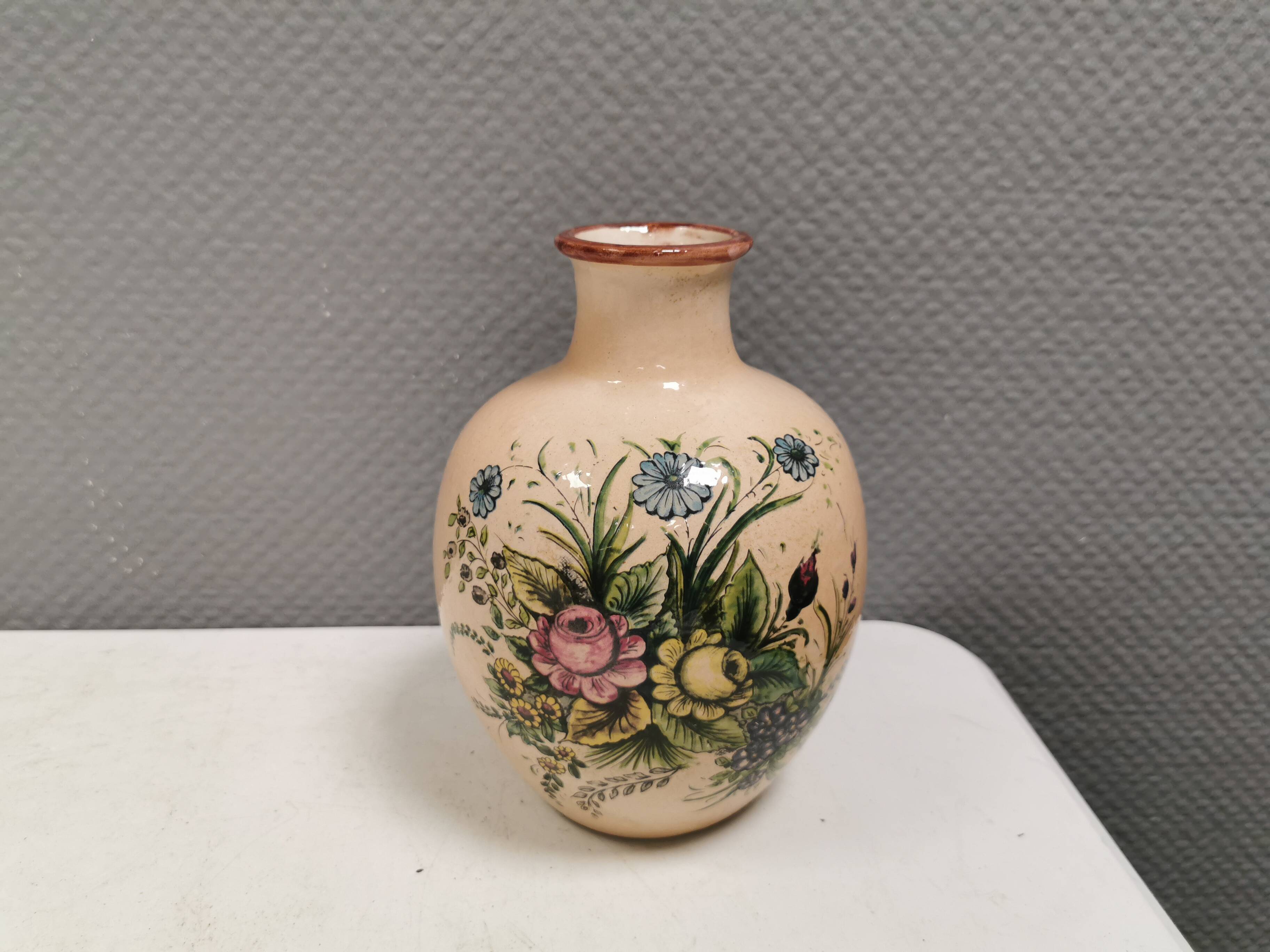 Italian vase from the 70s, in a delicate pink color with floral decoration.