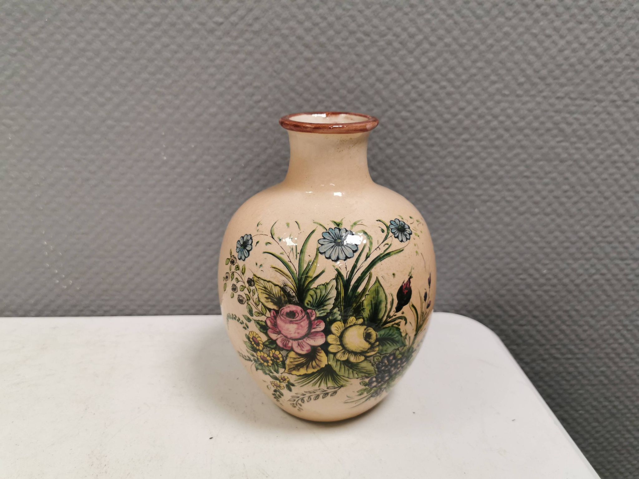 Italian vase from the 70s, in a delicate pink color with floral decoration.