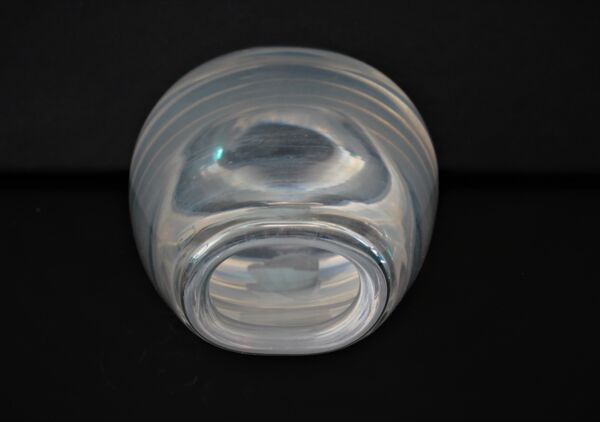 Vase à la musicienne en verre gravé signé et numéroté par Vicke Lindstrand c. 1950-60, très bon état