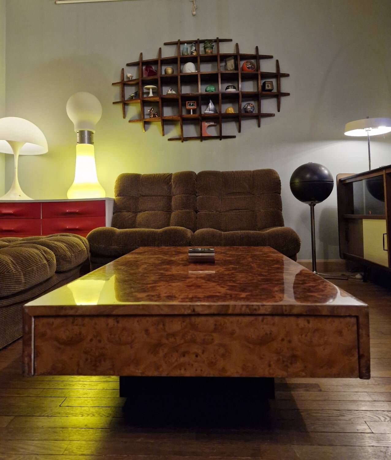 Italian design coffee table in burl wood by Roche Bobois, 1970s.