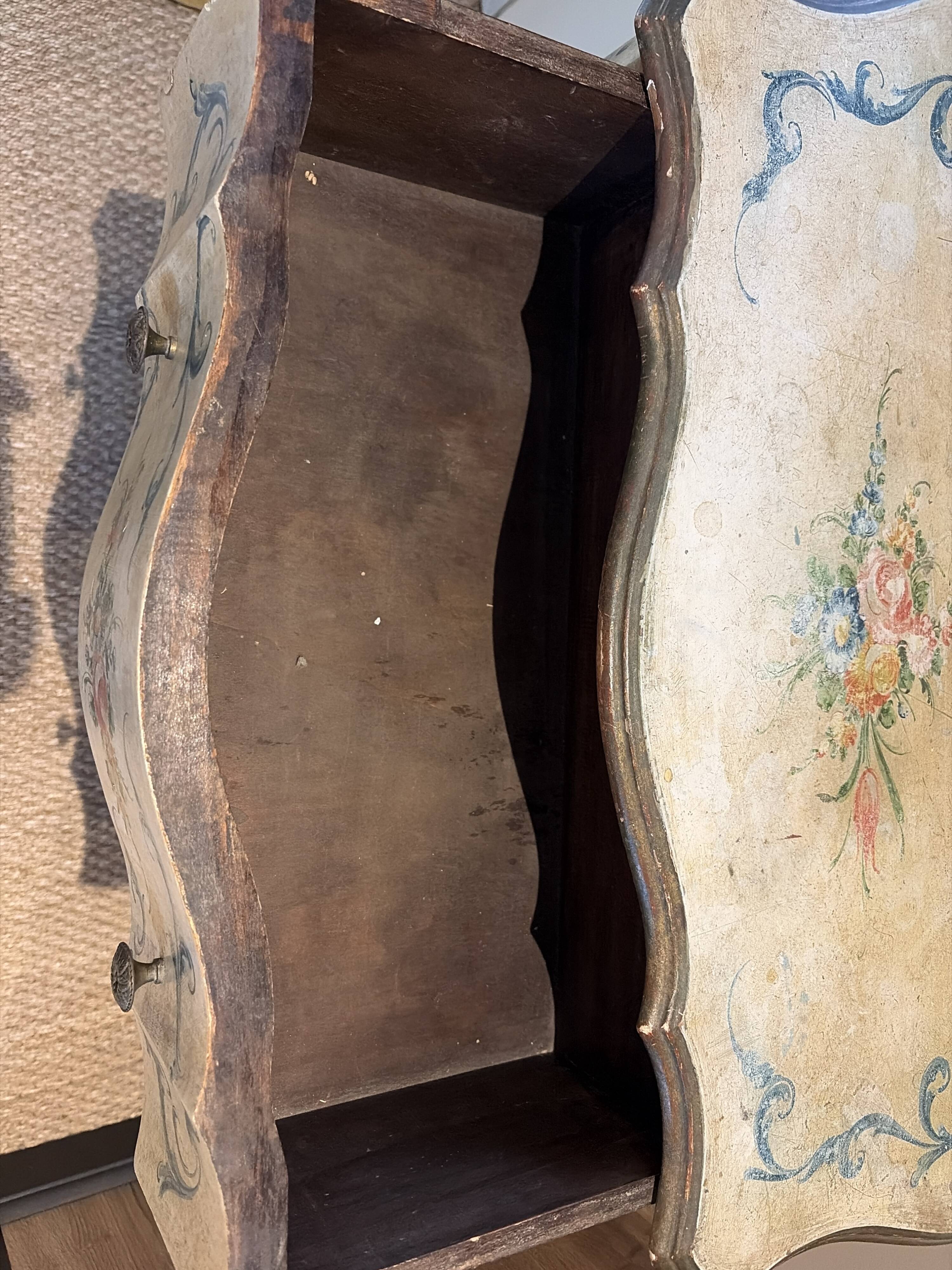 Serpentine commode, 18th century style, Italian, painted and gilded with patterns.