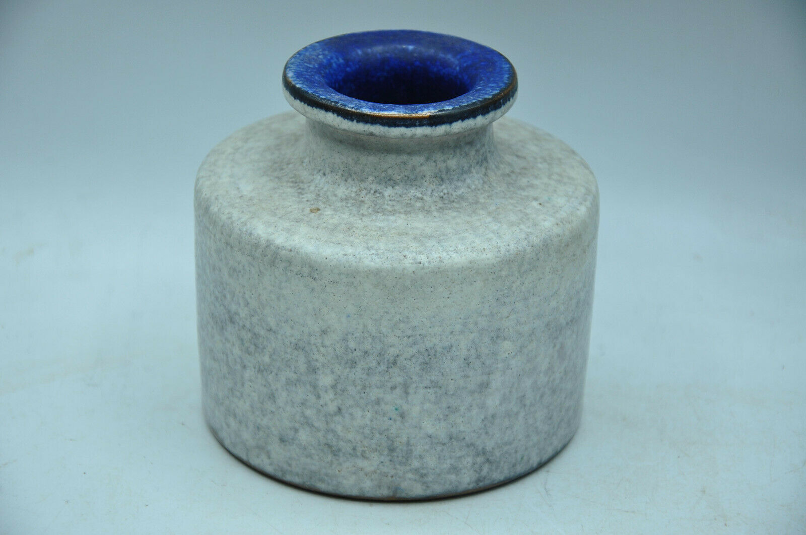 Vase pièce de forme en grés signé à identifier design contemporain collection
