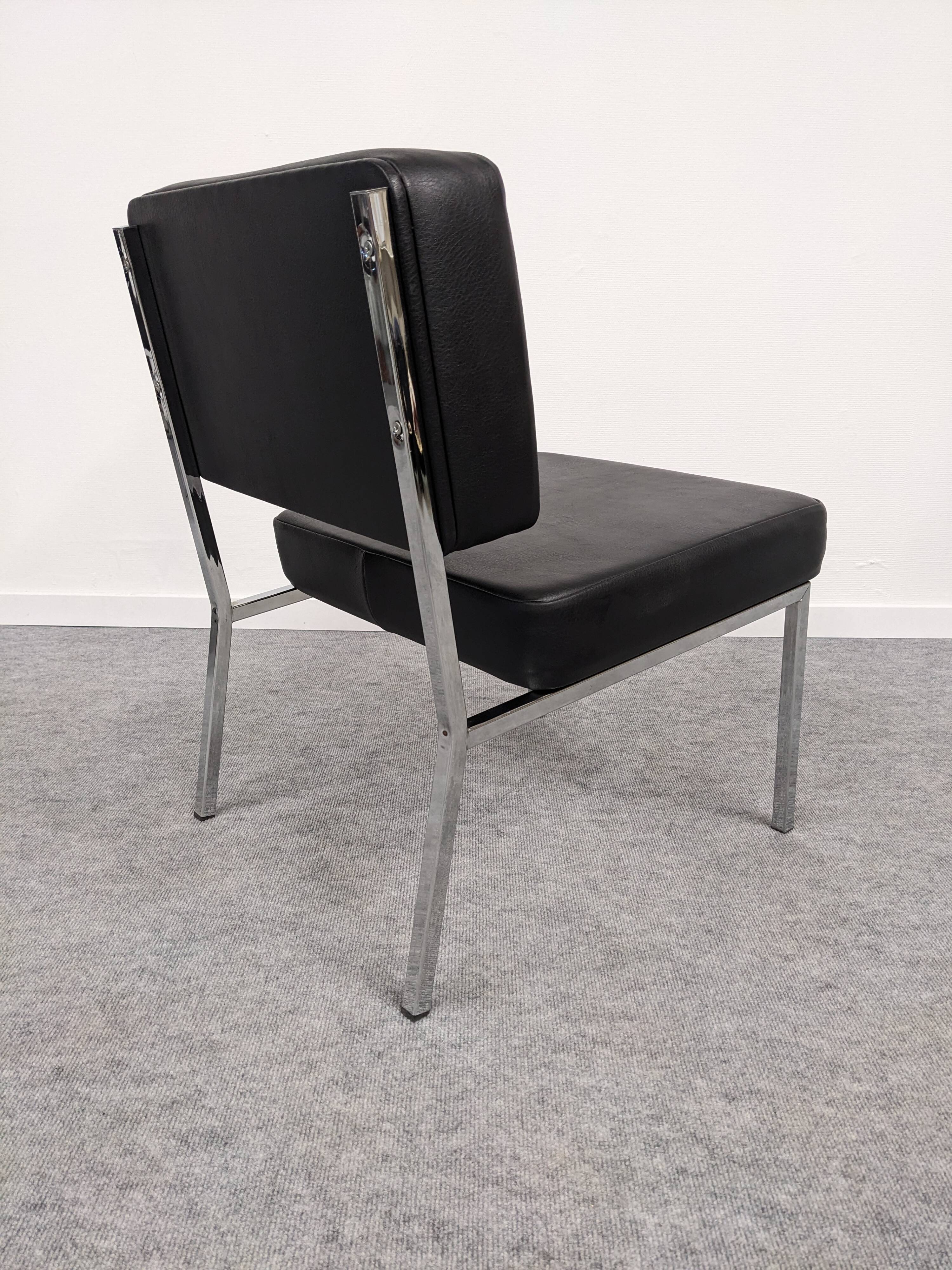 Série de 4 chauffeuses modernistes, années 70-80