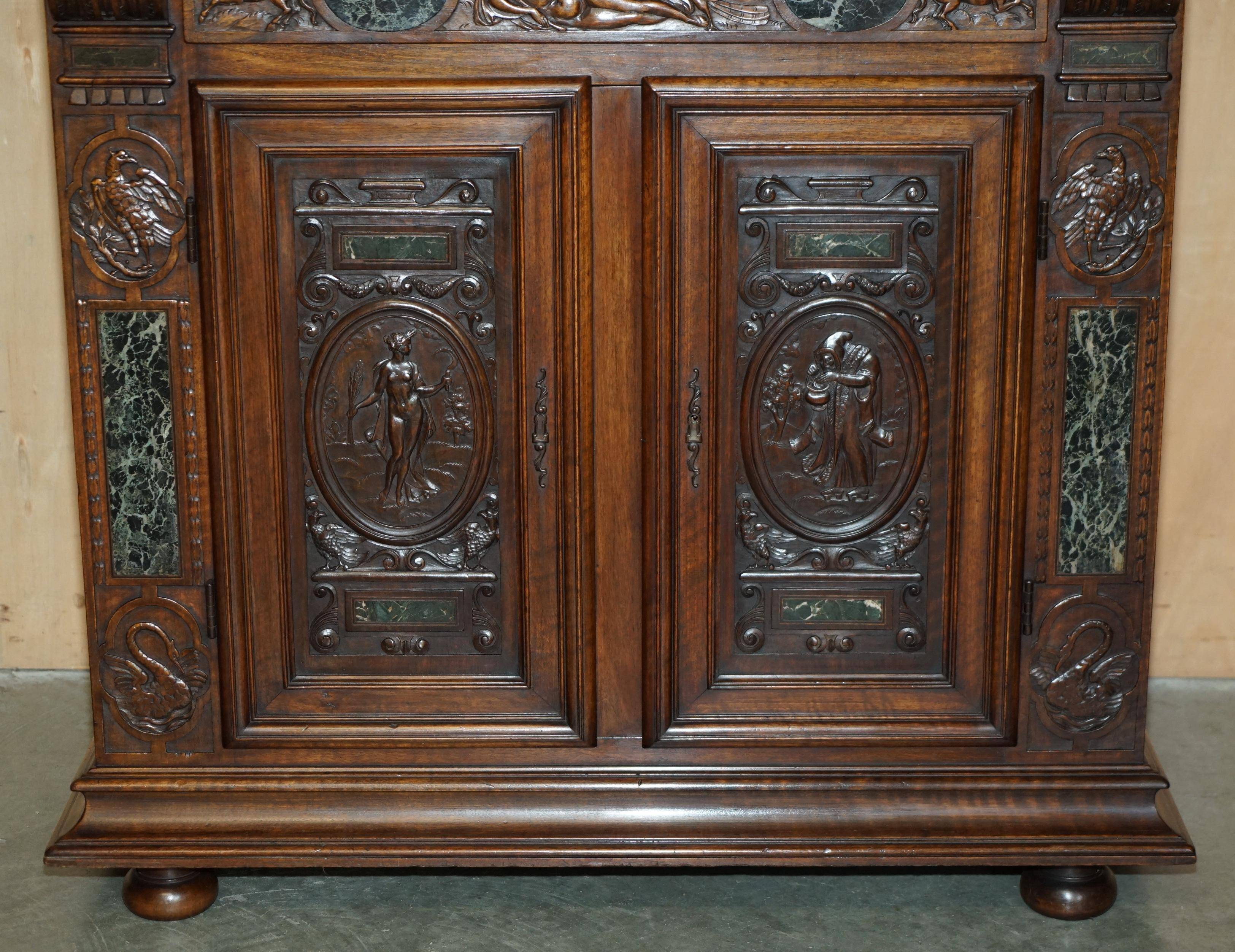 Cabinet Louis XIII revival en noyer et marbre sculpté