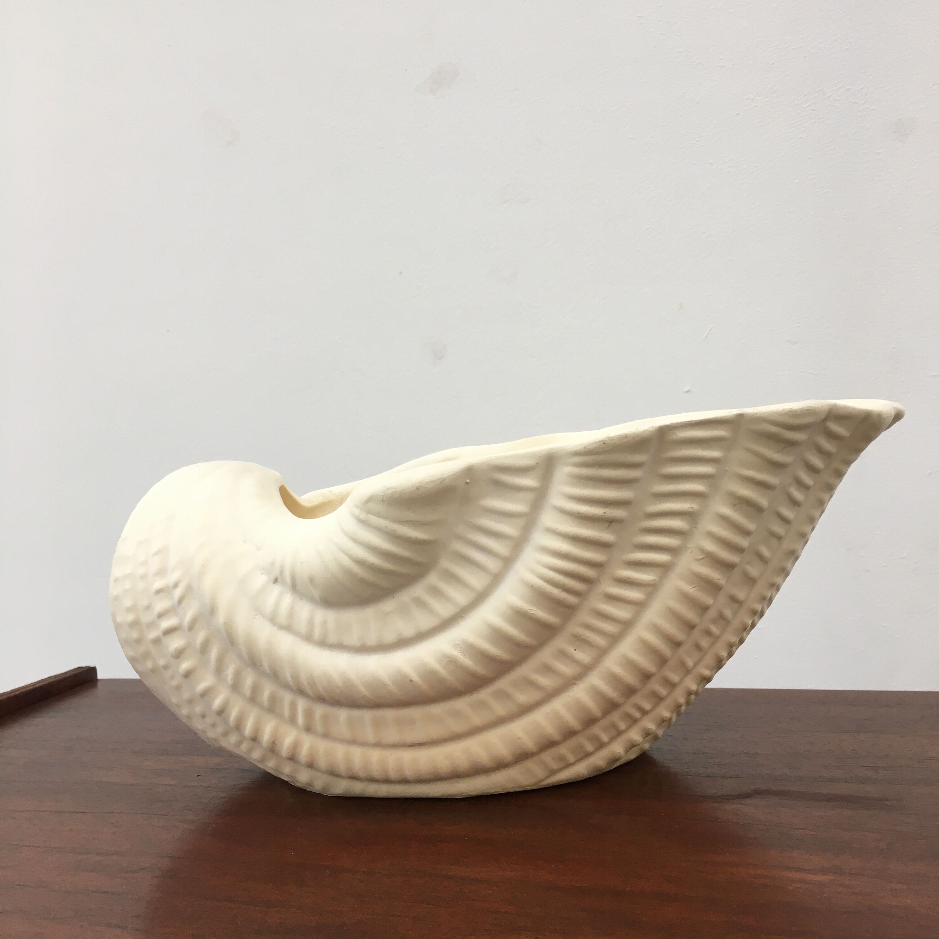 Shell-shaped pot cover in matt white ceramic