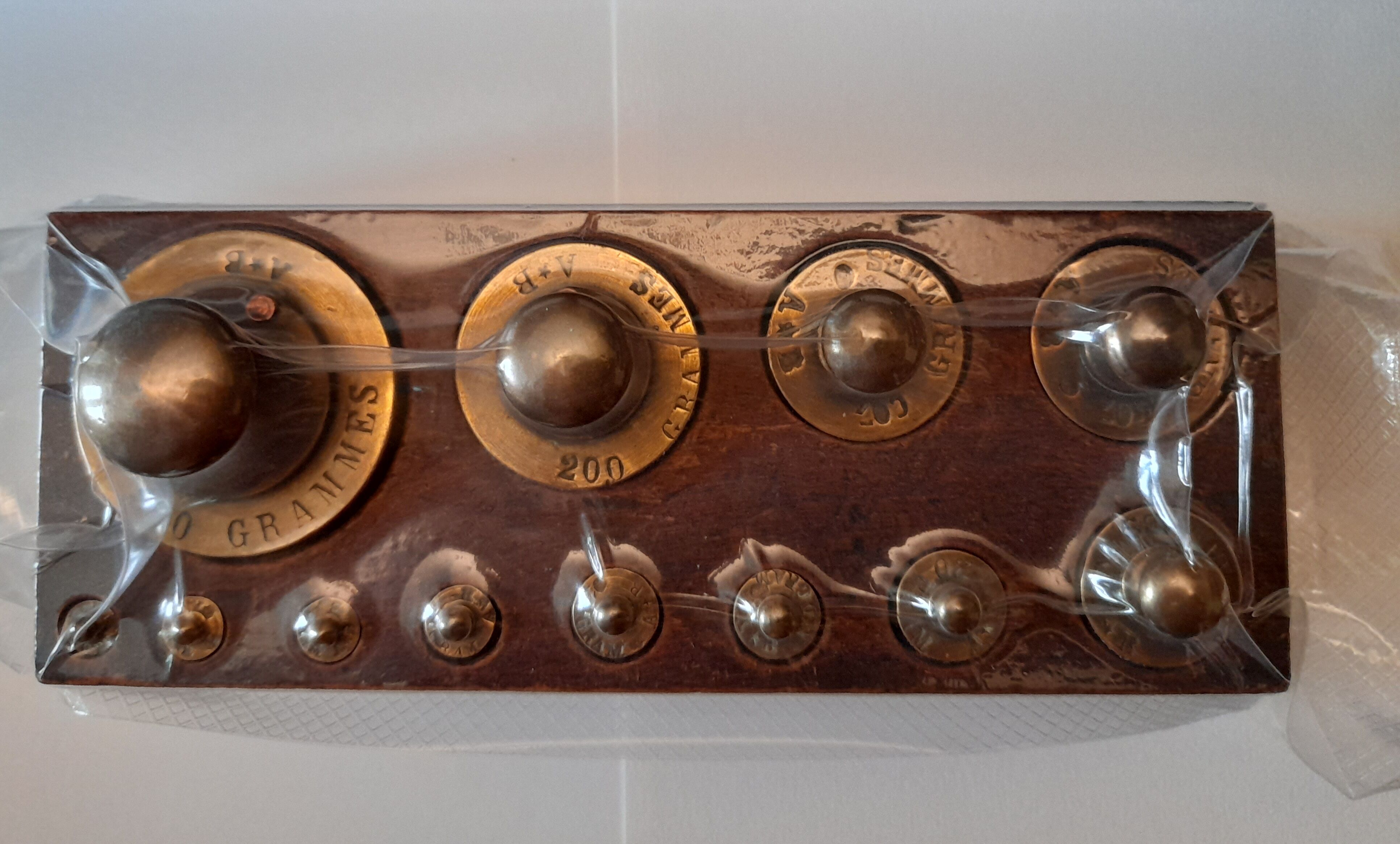 Roberval balance with its complete weight box