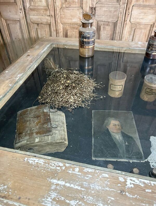 Meuble de métier ancien à vitrine, comptoir central d’exposition avec