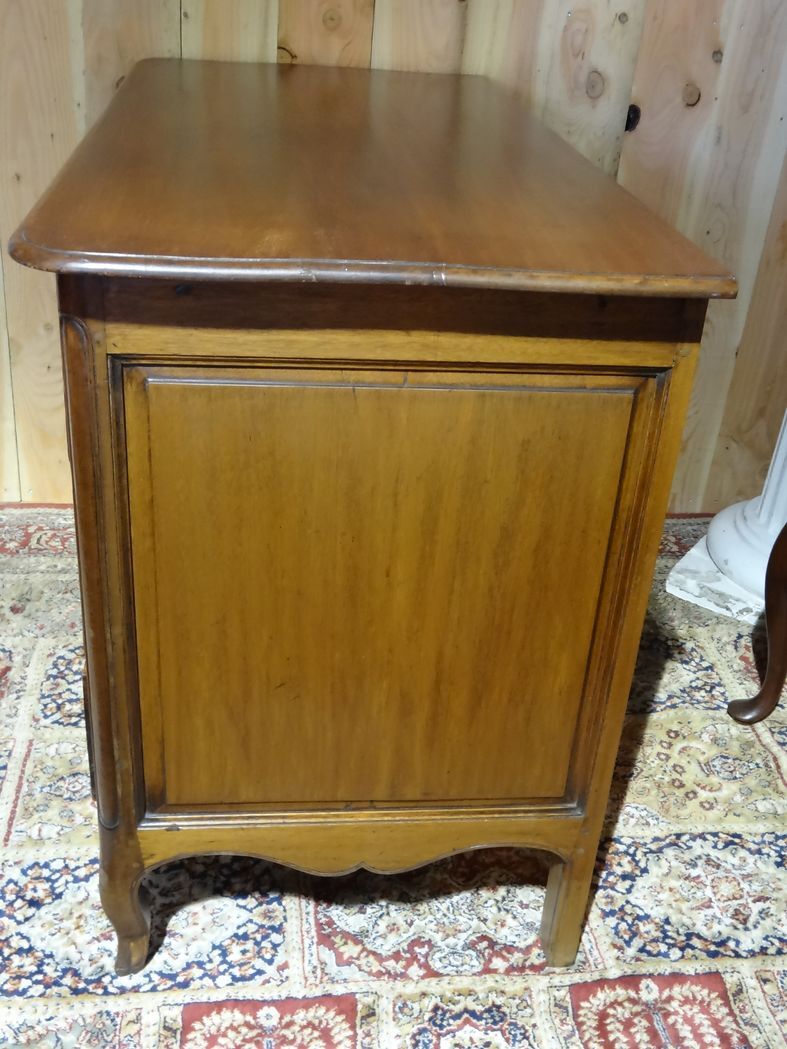 Late 18th century chest of drawers in light mahogany